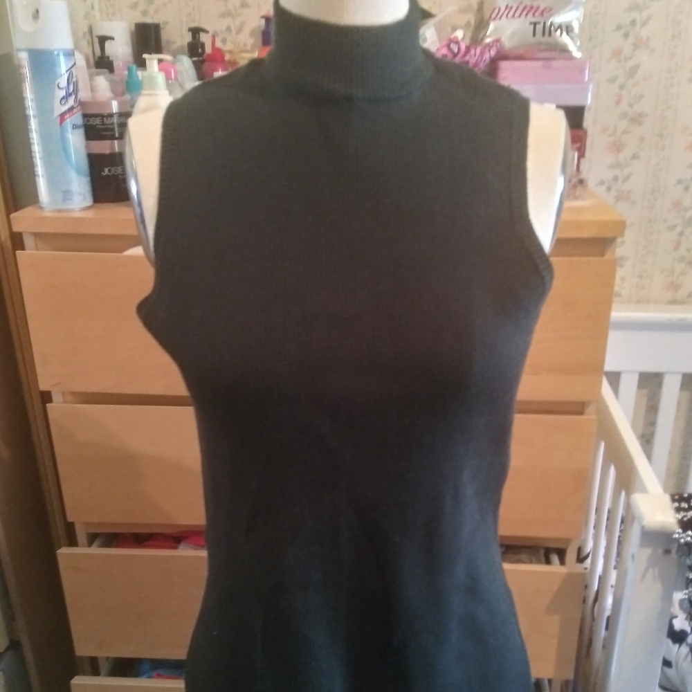 Turtleneck sleeveless shirt